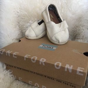 EUC White canvas Tom’s toddler T5 sz 5